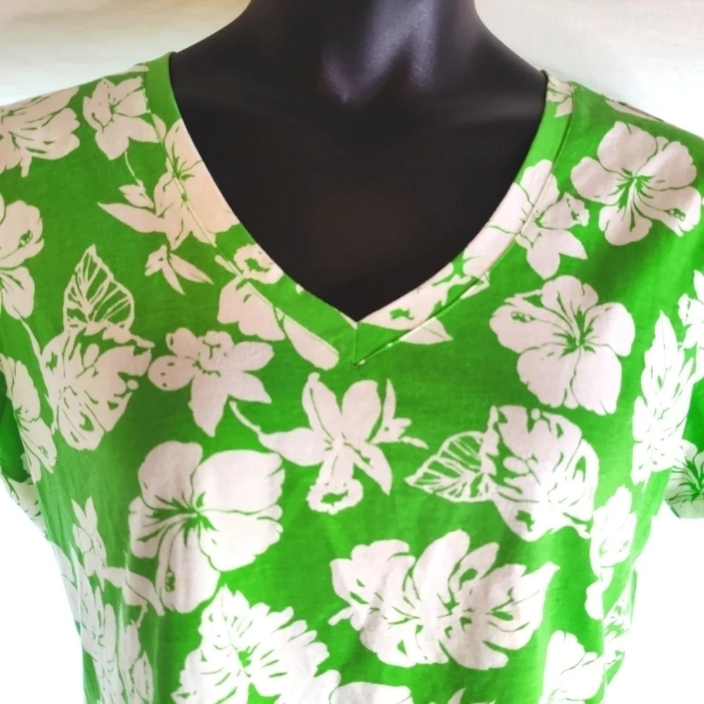 Chaps Island Fun V Neck Tee EUC ๐ด๐ฅฅโค๏ธ - Picture 3 of 8